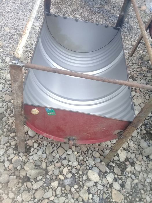 ақыр кормушка  бочкадан  су құюғада  бар.