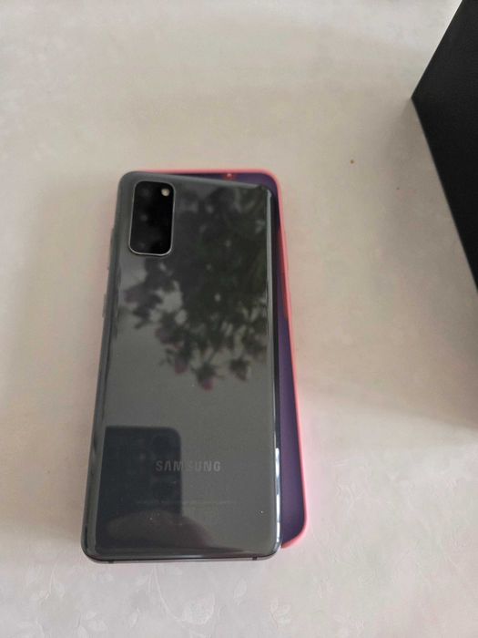 Продам смартфон Samsung S20