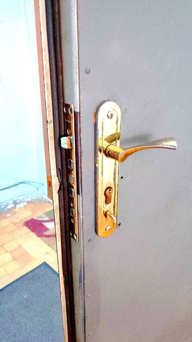 Вскрыть заклинивший замок поменять замок поменять ручку замки двери