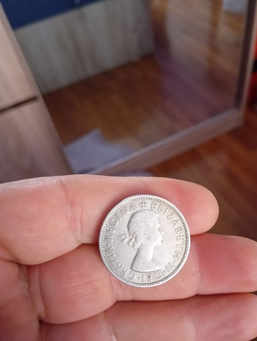 De vânzare o monedă veche  Regina Elisabeta Anglia