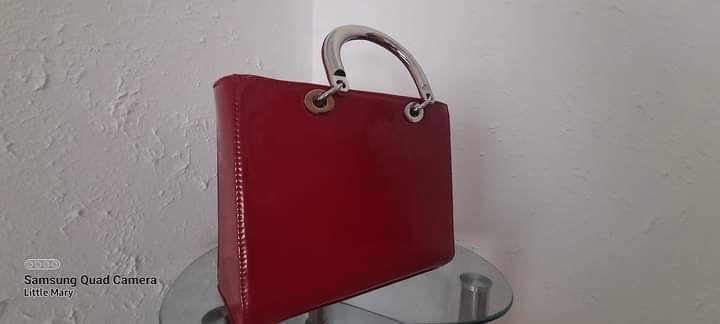 Geanta de lac de culoare rosie. Pret 100 lei