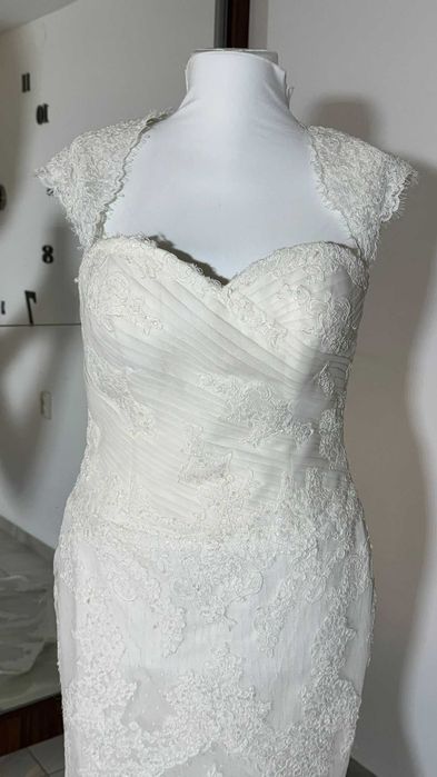 Rochie de mireasă tip sirenă cu dantelă și trenă