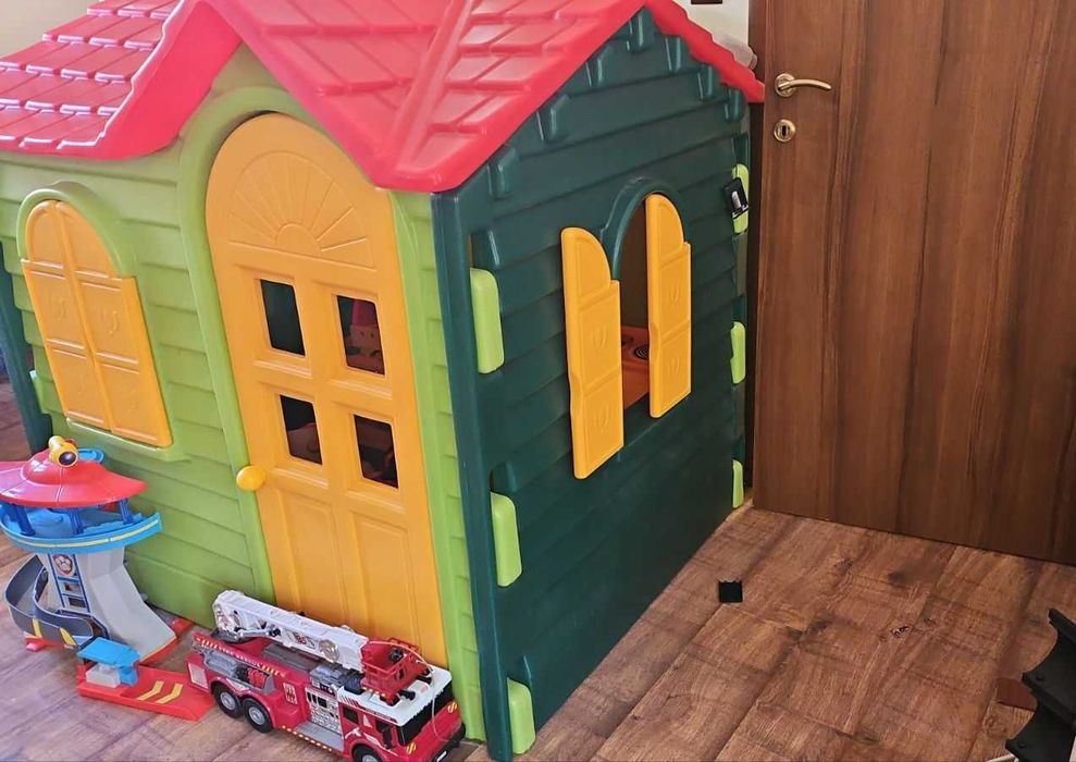Детска пласмасова къщичка