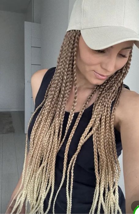 Шапка с руси плитки и с кестенява коса