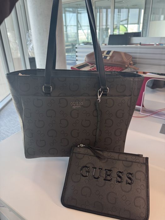 Сумка бренда Guess