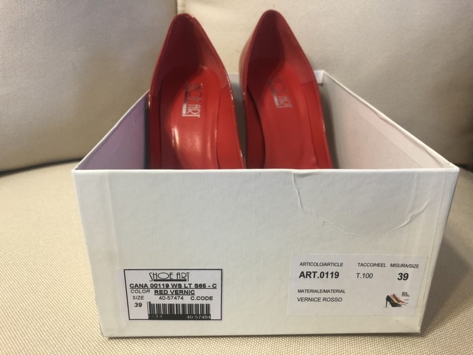 Дамски лачени обувки