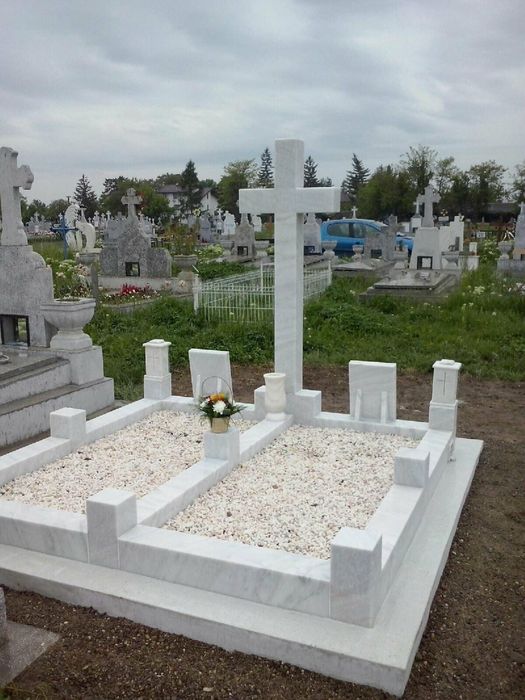Vând cavouri cripte borduri cruci