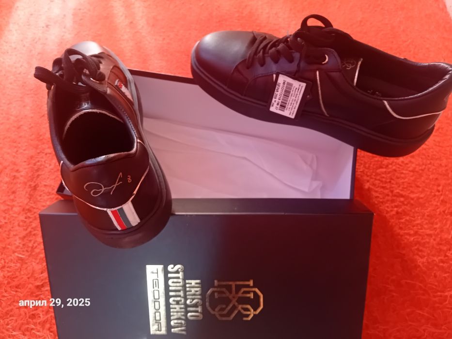 Чисто нови обувки на Стойчков