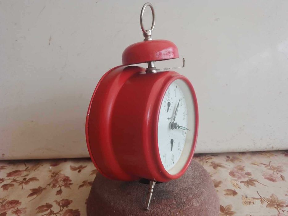 Ceas desteptator de masa - mecanic ,  Jnsa fabricat in Yugoslavia .