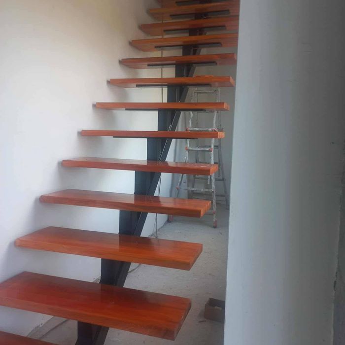 Scări metalice interioare și exterioare elegante