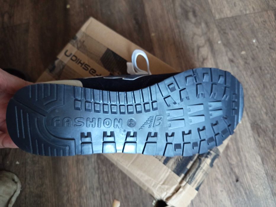 Кроссовки спортивные