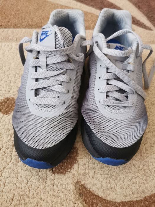 Adidași Nike Invigor