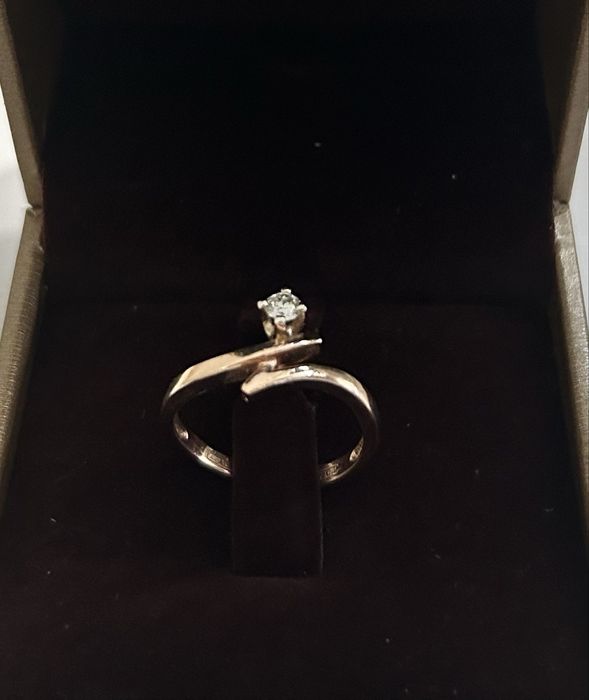 Кольцо с блиллиантом