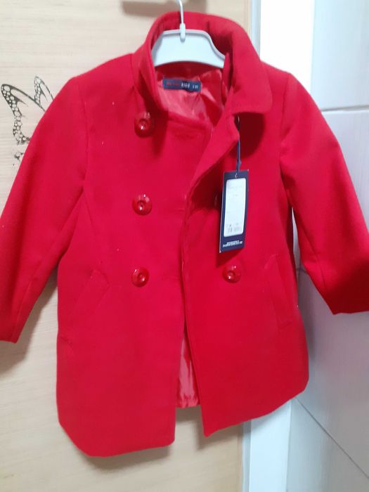 Vand pardesiu nou fete 2-3 ani, culoare rosie, 35 lei