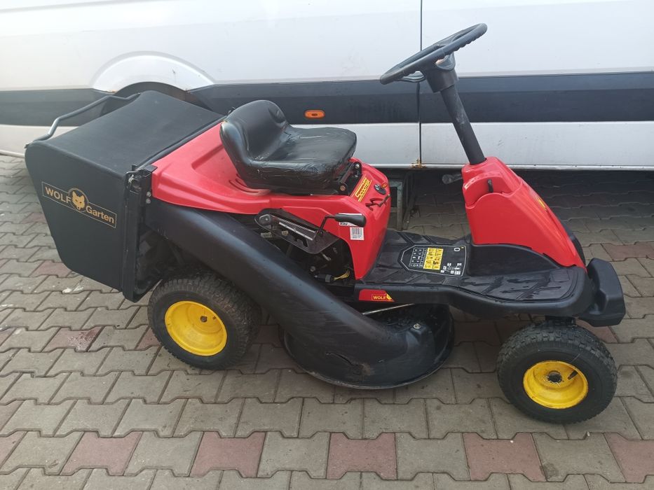 Tractoras cosit iarba wolf garden
