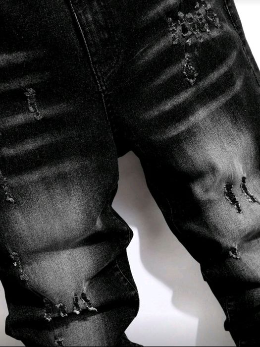 Blugi slim fit rupți pentru bărbați,de culoare neagră.