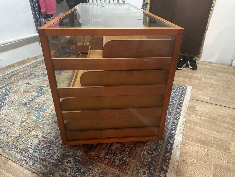 Продам стеклянную витрину