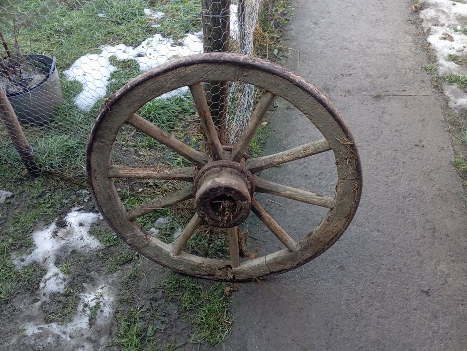 Roata antică de lemn pt căruță