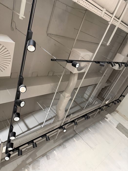 REVOC 4000 930 este un spot proiector LED track light corp direcțional