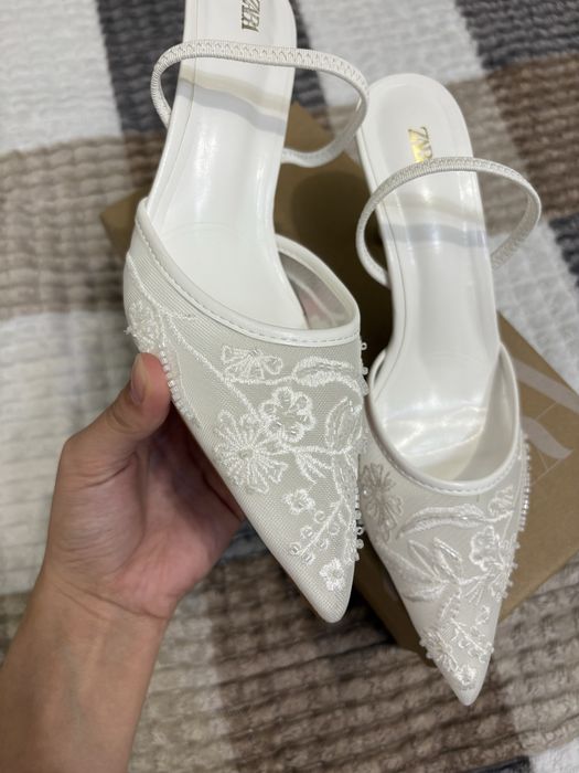 Белые невысокие каблуки Zara