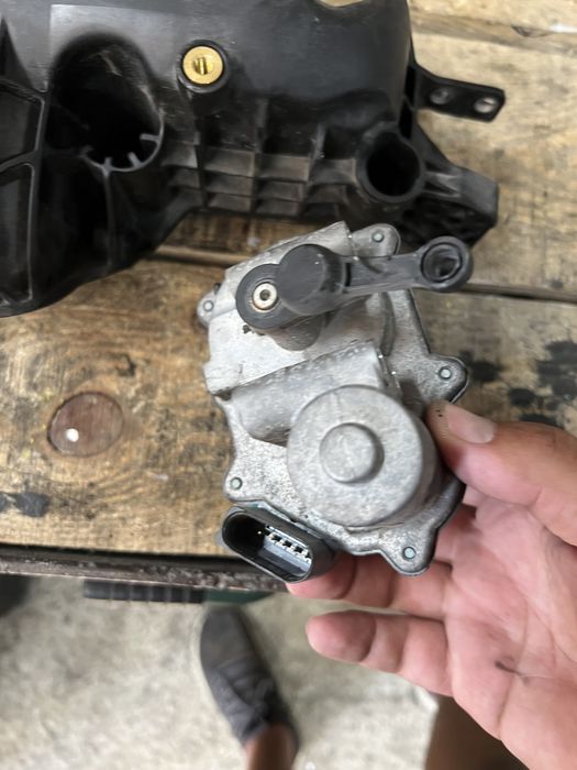 Вихрова клапа и моторче Audi A5 A6 A4 2,0tdi 03l129086 Seat Vw Skoda