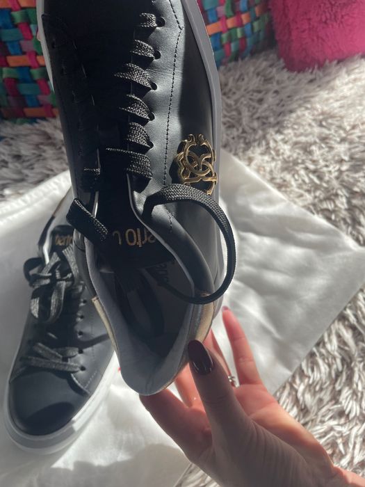 Adidași negri marca Roberto Cavalli în stare foarte bună de vânzare.