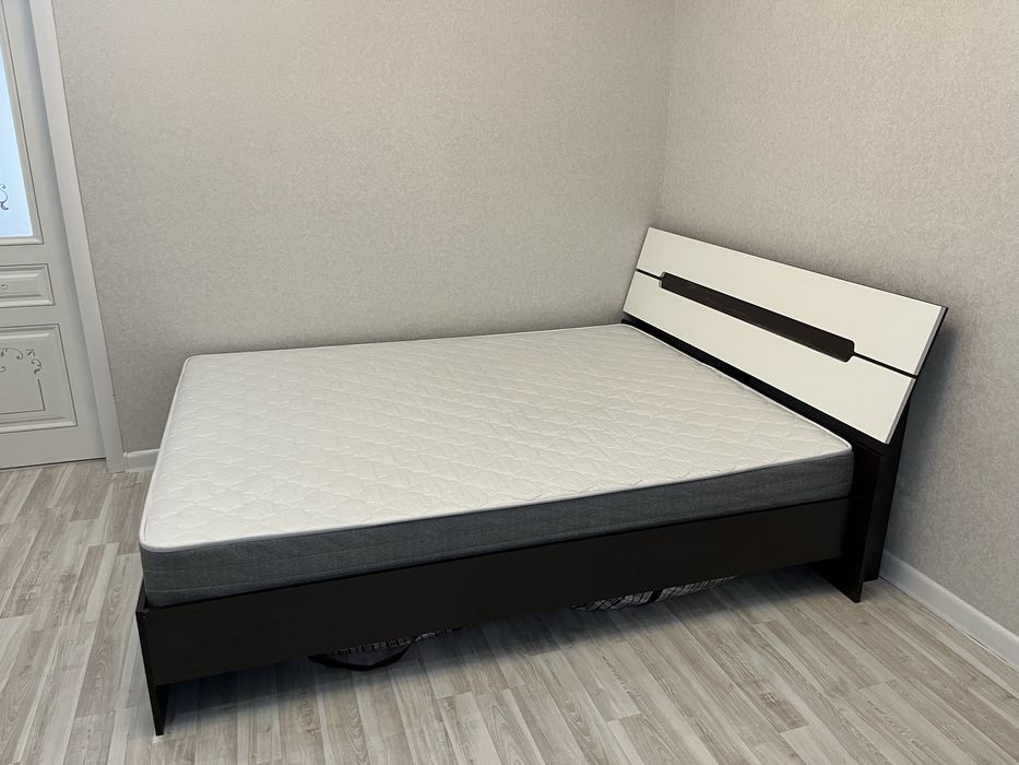 Двухспальная кроватьс матрасом!