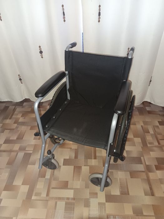 Продам новую инвалидную коляску