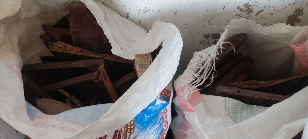 Продам дрова от мебели , есть 4 мешка для бани