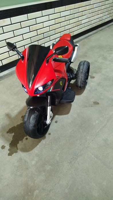 Bolalar matatsikili  1 akumlatorli uch balonli  rangi qizil