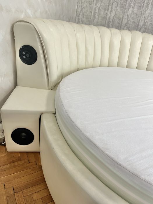 Кръгла спалня с вградени тонколони