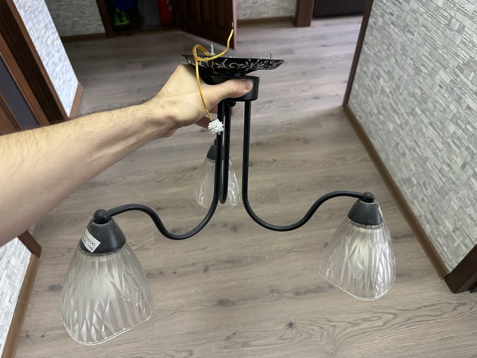 Продам Две Люстры