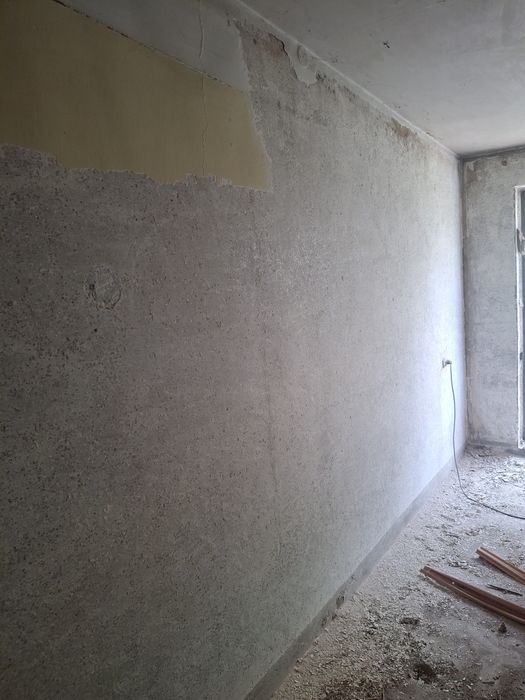 Демонтаж  штукатурки,  обоев, плитки.