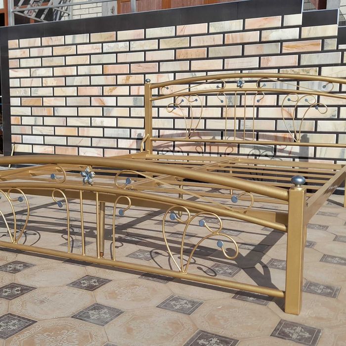 Двух спальная железная кровать.