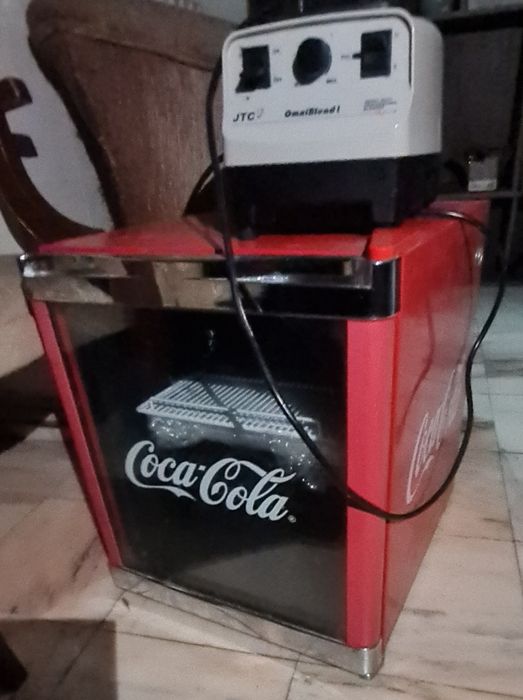 Vitrine verticale ca Noi / FRIGIDERE Albe / Echipament Horeca second /