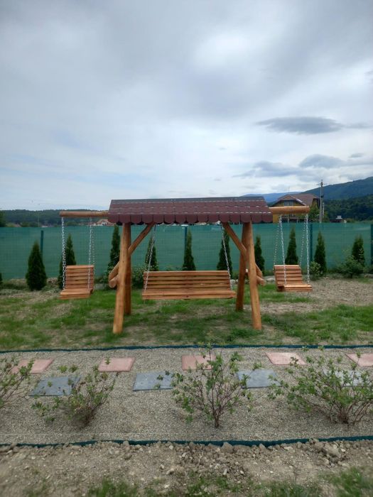 Leagăne și mese din lemn masiv