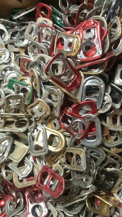 Cheite cutii de bere, sucuri.