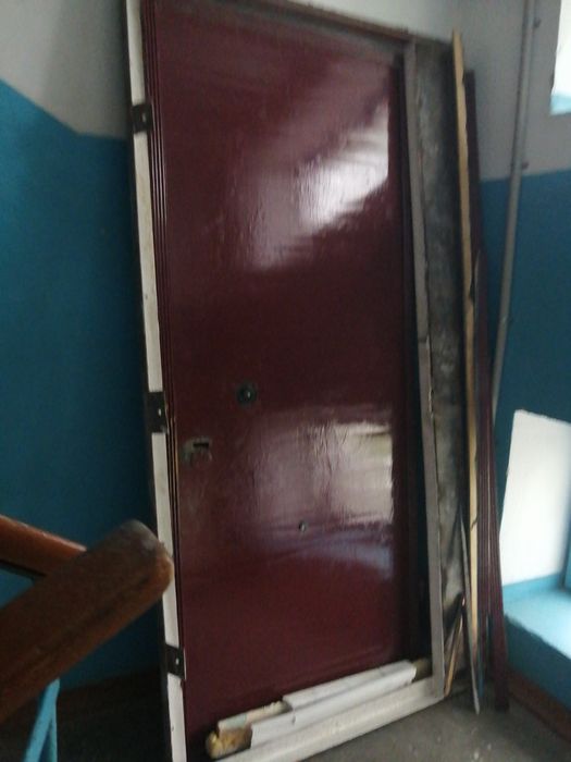 Две входные двери б. У