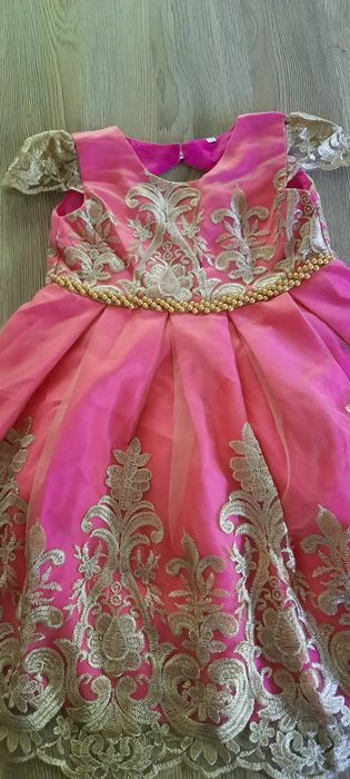 Платье нарядное на 3-4 лет