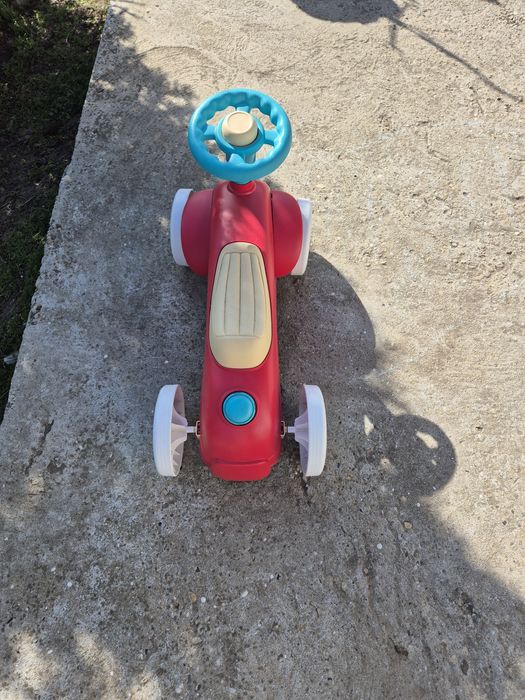 Детска количка, много е запазена.