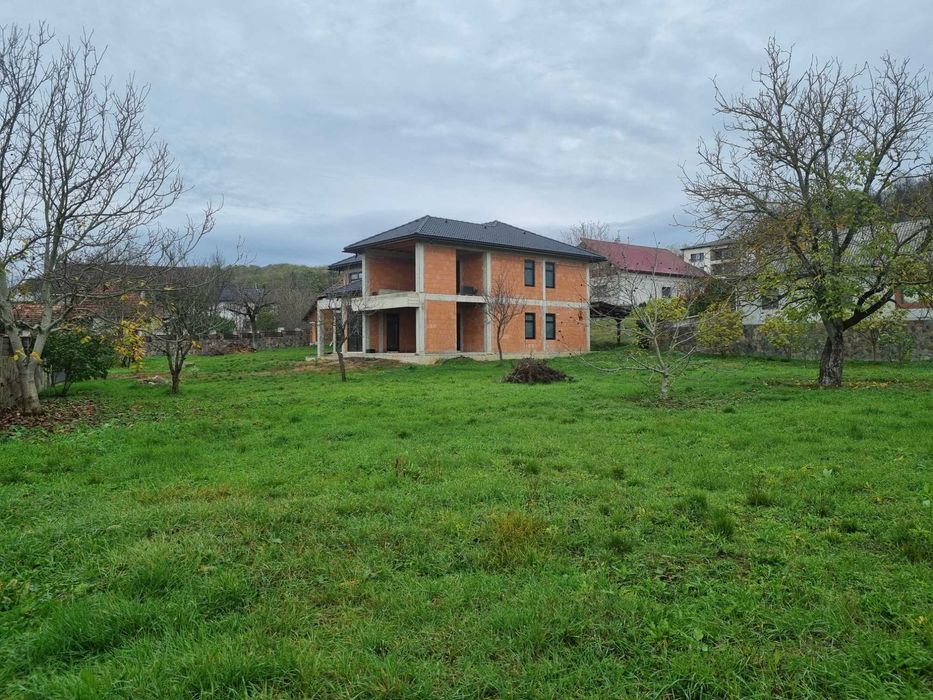 Casa de vânzare cu 20 arii teren Gardani la 28km de Baia Mare