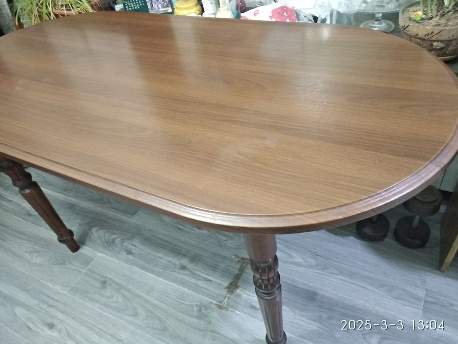 Продается стол срочно в гостиную