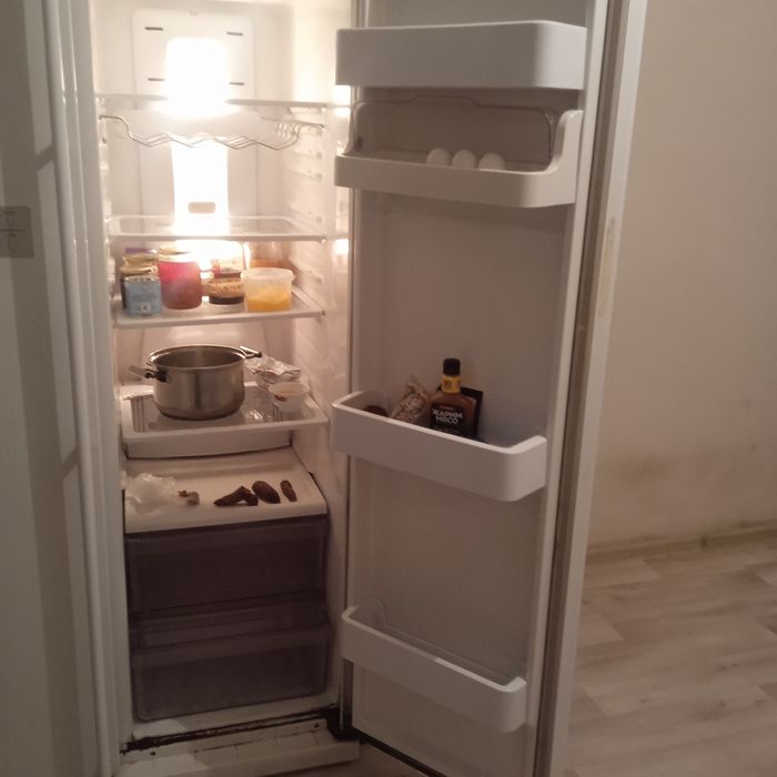 Срочно продам двух дверный холодильник