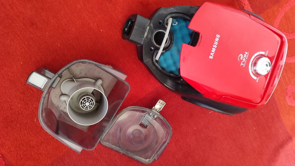 Прахосмукачка за ремонт или части Samsung VCDC15SV - мотора бучи много
