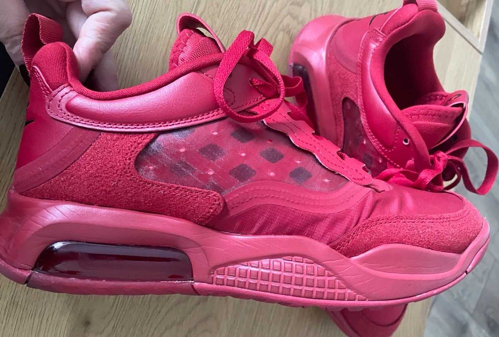 Nike air Jordan червен почти като нови