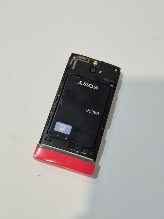 Telefon Sony Xperia fără capac la baterie