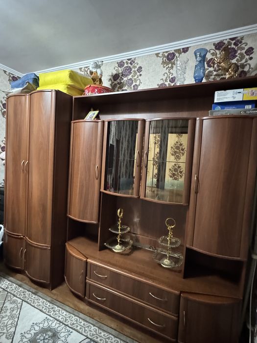 Продам гостинный шкаф-сервант