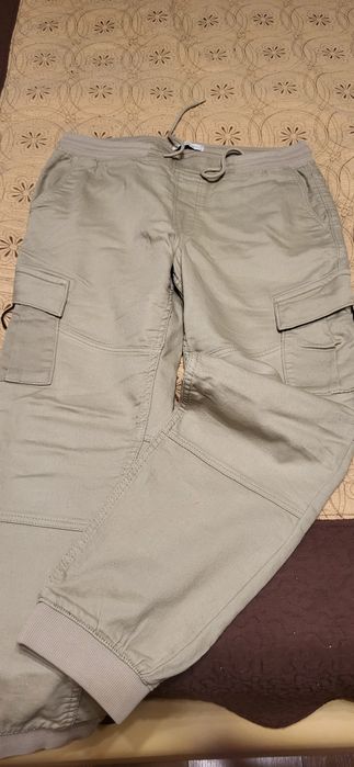 Vând pantaloni Reserved