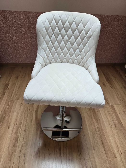 Продавам нов луксозен бар стол Lion King Velvet Cream