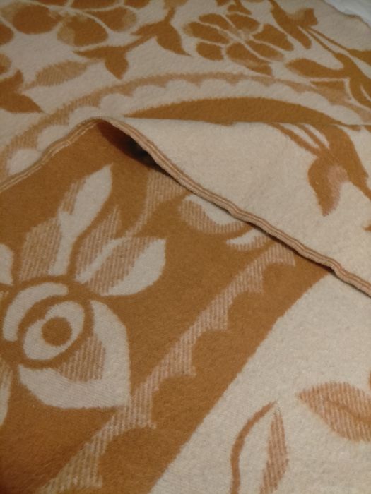 Продам шерстяное одеяло